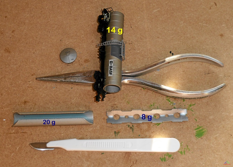 170 Knickkesselwagen.JPG - Gewicht der schweren Minitrix Knickkesselwagen reduzieren, damit längere Züge auf Steigungen möglich werden